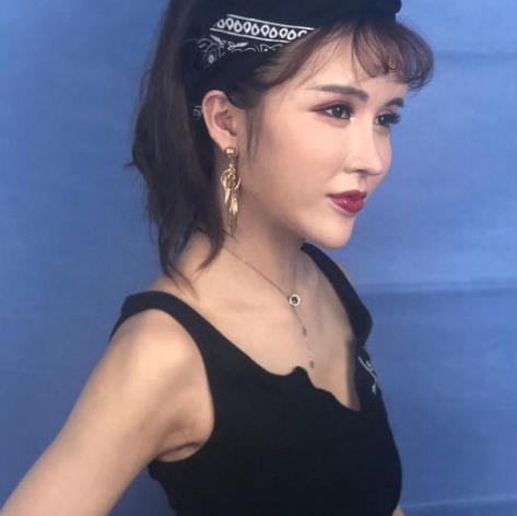 施溢陽的假體隆胸術(shù)前照片