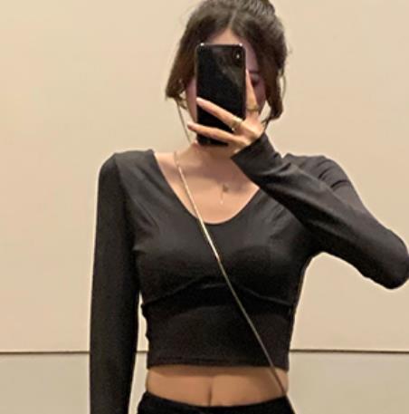 刁心雨的假體隆胸術(shù)前照片