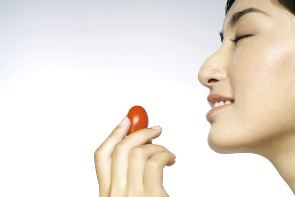 哪些因素會(huì)導(dǎo)致上瞼下垂？如何有效改善上瞼下垂問題？