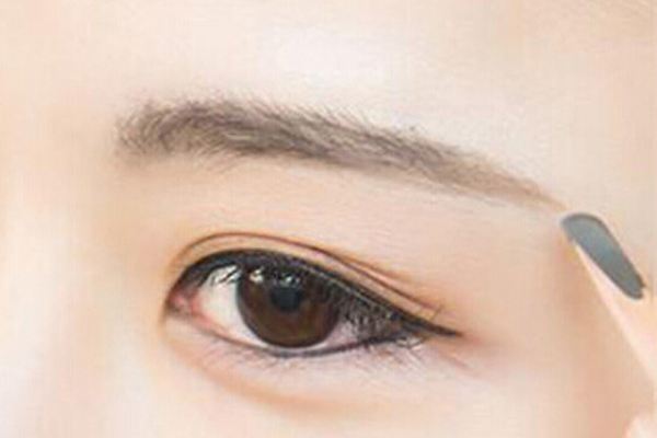 激光祛眼袋會(huì)花費(fèi)多少錢？治療眼袋用激光是一個(gè)好的選擇嗎？