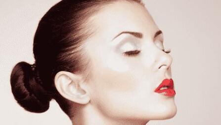 女生下巴長痘與壓力有關(guān)嗎？為什么會出現(xiàn)這種情況？