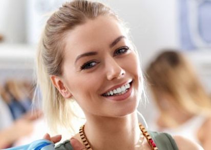 楊紫面部腫脹引發(fā)關(guān)注，疑似整容不當(dāng)引發(fā)質(zhì)疑