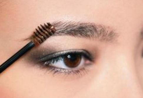 探討超模整容現(xiàn)象：揭秘美麗后的社會壓力與身心健康