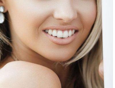 揭秘關(guān)曉彤整容傳聞：她依然保持純天然美麗的秘訣是什么？