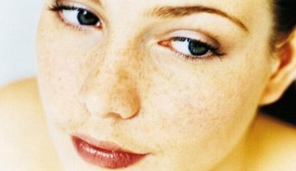 柳巖是否曾接受隆胸手術(shù)？從真假胸一探究竟