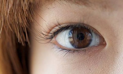 揭秘！韓彩英整容傳聞?wù)嫦啻蠼颐?，她到底接受了哪些整容項目?></div>
                            <div   id=