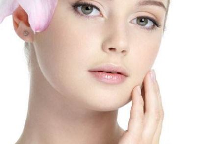 上海九院熟練做面部提升手術(shù)的醫(yī)生團(tuán)隊(duì)，享有很高的聲譽(yù)