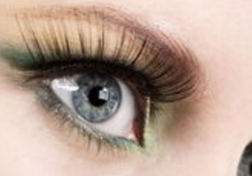 鄭容和的眼睛整容，揭示明星整形趨勢