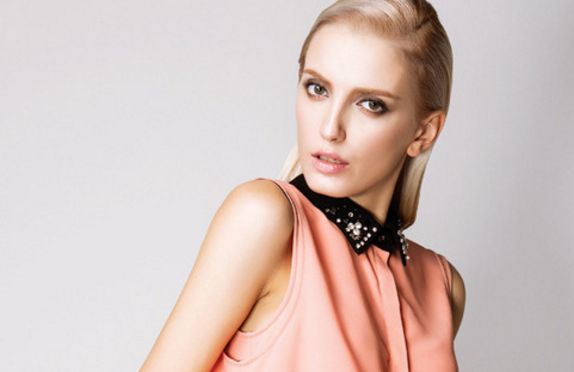 南京E光祛黃褐斑醫(yī)院精選十強(qiáng)名錄，打造無暇美?。? /></p>
<h3>　　高水平醫(yī)資隊(duì)伍</h3>
<p>　　這些醫(yī)院都擁有一支經(jīng)驗(yàn)豐富、技術(shù)嫻熟的醫(yī)資隊(duì)伍。醫(yī)生們對(duì)E光祛黃褐斑技術(shù)熟稔于心，經(jīng)過專業(yè)培訓(xùn)，能精準(zhǔn)識(shí)別黃褐斑類型，制定個(gè)性化治療方案，確保祛斑有效。</p>
<h3>　　先進(jìn)設(shè)備與技術(shù)</h3>
<p>　　先進(jìn)的醫(yī)療設(shè)備是E光祛黃褐斑的關(guān)鍵。這些醫(yī)院均配備了國際領(lǐng)先的E光儀器，能同時(shí)發(fā)射強(qiáng)脈沖光和雙極射頻，作用于皮膚深層，擊碎黑色素顆粒，促進(jìn)膠原蛋白生成，達(dá)到祛斑美白的效果。</p>
<h3>　　定制化治療方案</h3>
<p>　　黃褐斑的成因復(fù)雜，因人而異。這些醫(yī)院重視個(gè)性化治療，醫(yī)生會(huì)根據(jù)患者的膚質(zhì)、色斑類型制定專屬的治療方案，通過調(diào)整光束能量、波長和治療次數(shù)，祛除黃褐斑，避免復(fù)發(fā)。</p>
<h3>　　的操作</h3>
<p>　　E光祛黃褐斑是一項(xiàng)相對(duì)的治療，但操作不當(dāng)可能會(huì)造成皮膚損傷。這些醫(yī)院嚴(yán)格執(zhí)行衛(wèi)生規(guī)范，建立完善的操作流程，讓患者在安心舒適的環(huán)境中接受治療。</p>
<h3>　　術(shù)后護(hù)理保障</h3>
<p>　　祛斑后，術(shù)后護(hù)理至關(guān)重要。這些醫(yī)院提供周到的術(shù)后護(hù)理服務(wù)，包括補(bǔ)水保濕、防曬護(hù)膚等，確保皮膚恢復(fù)健康，防止色素沉著，保障祛斑效果穩(wěn)定持久。</p>
<h3>　　真實(shí)案例見證</h3>
<p>　　真實(shí)案例是檢驗(yàn)E光祛黃褐斑效果的有力佐證。這些醫(yī)院都有大量的成功案例，患者通過E光治療，黃褐斑明顯減輕，面部肌膚恢復(fù)白皙透亮，彰顯皮膚的健康之美。</p>
<h3>　　舒適環(huán)境與貼心服務(wù)</h3>
<p>　　愛美人士不僅追求治療效果，還希望擁有舒適的治療體驗(yàn)。這些醫(yī)院環(huán)境優(yōu)雅、溫馨，設(shè)有私密就診室和舒適的休息區(qū)，讓患者感受到貼心周到的服務(wù)。</p>
<h3>　　合理收費(fèi)體系</h3>
<p>　　E光祛黃褐斑費(fèi)用根據(jù)醫(yī)院的知名度、設(shè)備水平和術(shù)后護(hù)理等因素有所不同。這些醫(yī)院堅(jiān)持透明公開的收費(fèi)模式，讓患者明明白白消費(fèi)，享受高性價(jià)比的變美服務(wù)。</p>
<h3>　　選擇值得信賴的醫(yī)院</h3>
<p>　　選擇一家值得信賴的E光祛黃褐斑醫(yī)院至關(guān)重要。本文精選的十家南京醫(yī)院都是行業(yè)標(biāo)桿，擁有良好的口碑和行業(yè)認(rèn)可，為求美人士打造無暇美肌，護(hù)航美麗與自信。</p>                </div>
				<div   id=