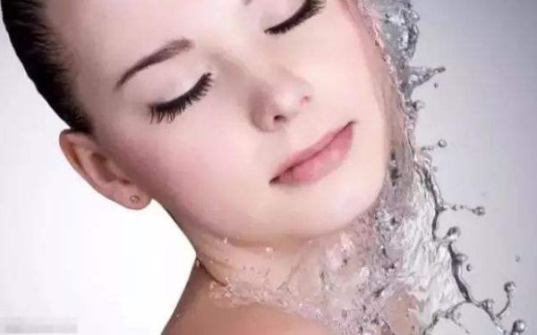 新疆隆胸手術(shù)價格及材料選擇指南：國產(chǎn)進口一應(yīng)俱全，參考價16800元起