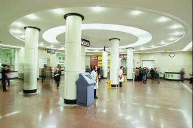 鞍山市長(zhǎng)大醫(yī)院眼科_醫(yī)院大廳