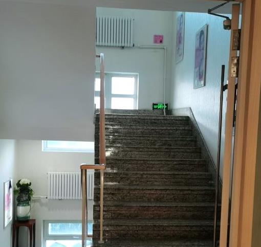 鞍山田醫(yī)生醫(yī)療美容診所_樓梯間