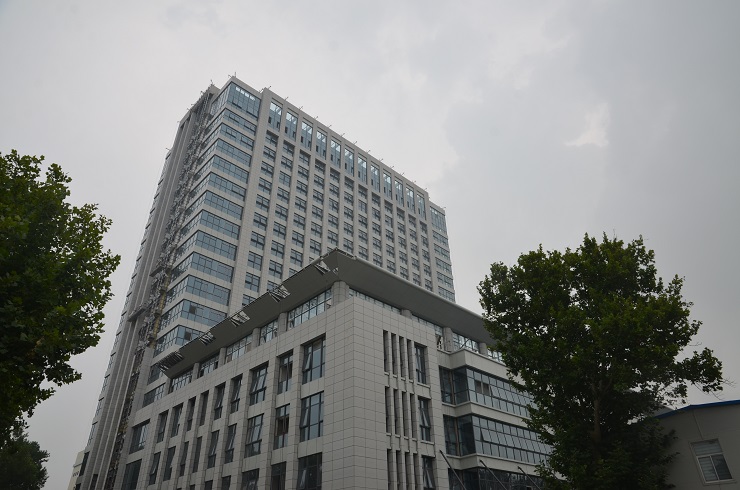 北大醫(yī)療淄博醫(yī)院_病房大樓一角