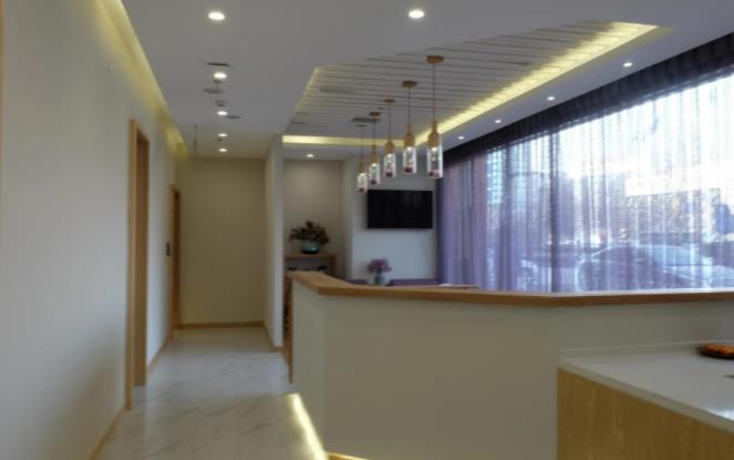 北京愛麗友醫(yī)療美容診所_醫(yī)院導(dǎo)診臺