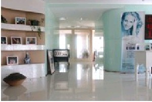 北京杜國玲醫(yī)療美容診所_展柜