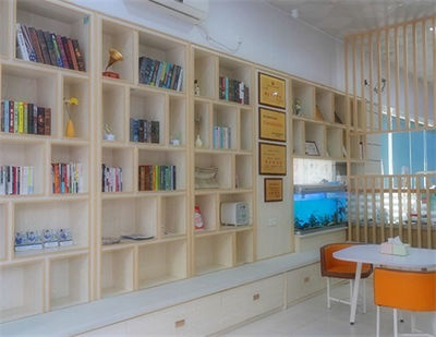 北京莫琳娜醫(yī)療美容門診部_產(chǎn)品陳列柜