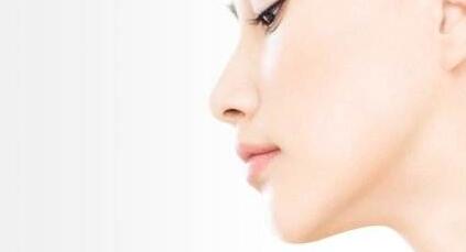 永康鼻梁膨體隆鼻的手術(shù)費(fèi)用一般要多少錢合理(金華永康令顏醫(yī)療美容門診部鼻梁膨體隆鼻參考價(jià)：4230元)