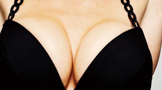 柳州E光治療遺傳性雀斑一次手術(shù)價(jià)錢(qián)多少(廣西柳州仁美整形美容外科診所E光治療遺傳性雀斑參考價(jià)：4672元)